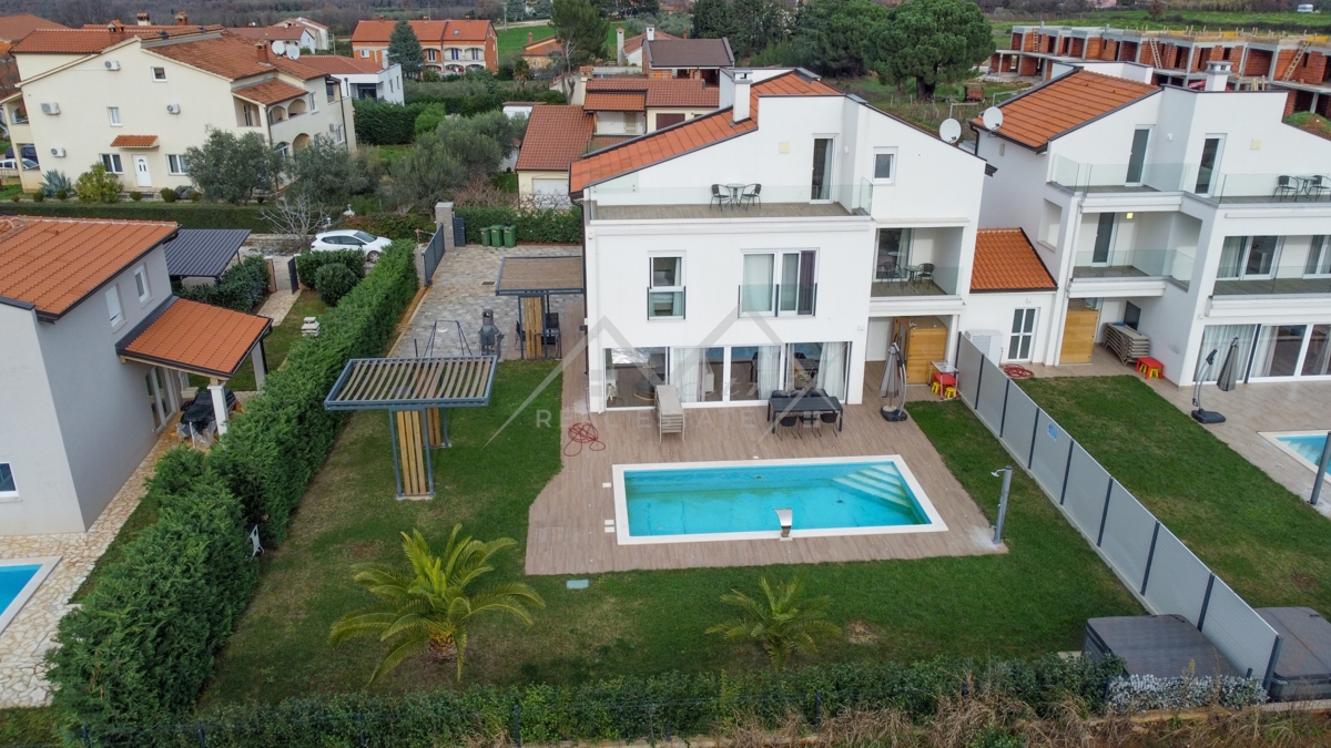 Poreč okolica, moderna vila z bazenom in savno