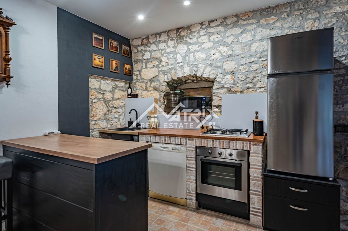 Poreč okolica, Kamnita hiša z 2 stanovanji in vrtom, 5 km od morja