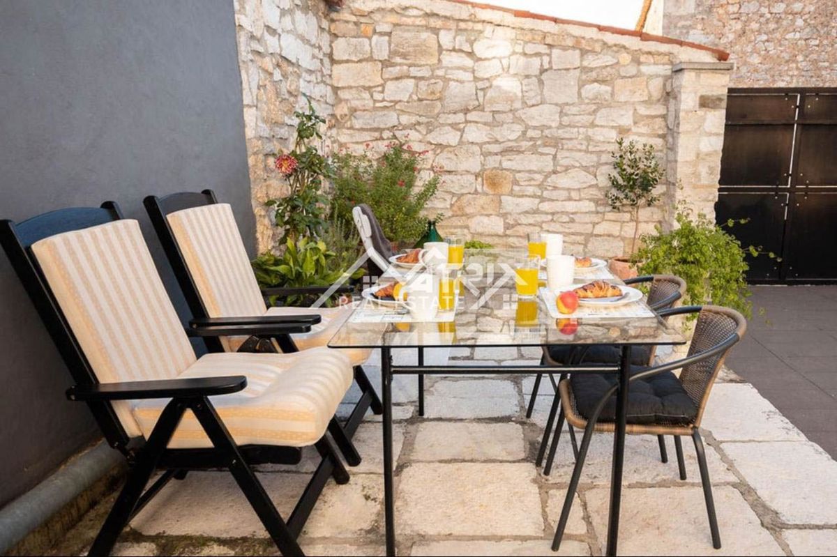 Poreč okolica, Kamnita hiša z 2 stanovanji in vrtom, 5 km od morja