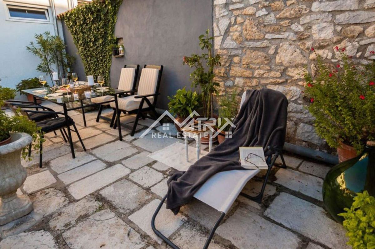 Poreč okolica, Kamnita hiša z 2 stanovanji in vrtom, 5 km od morja