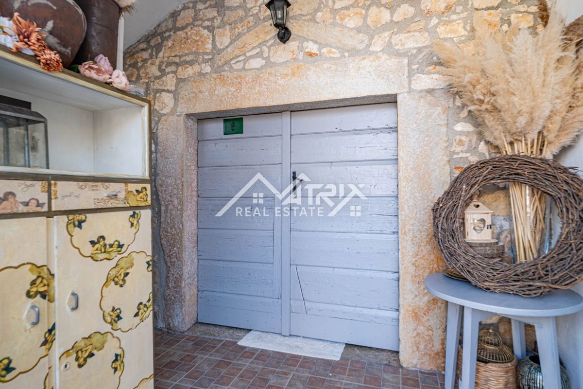 Poreč okolica, Kamnita hiša z 2 stanovanji in vrtom, 5 km od morja