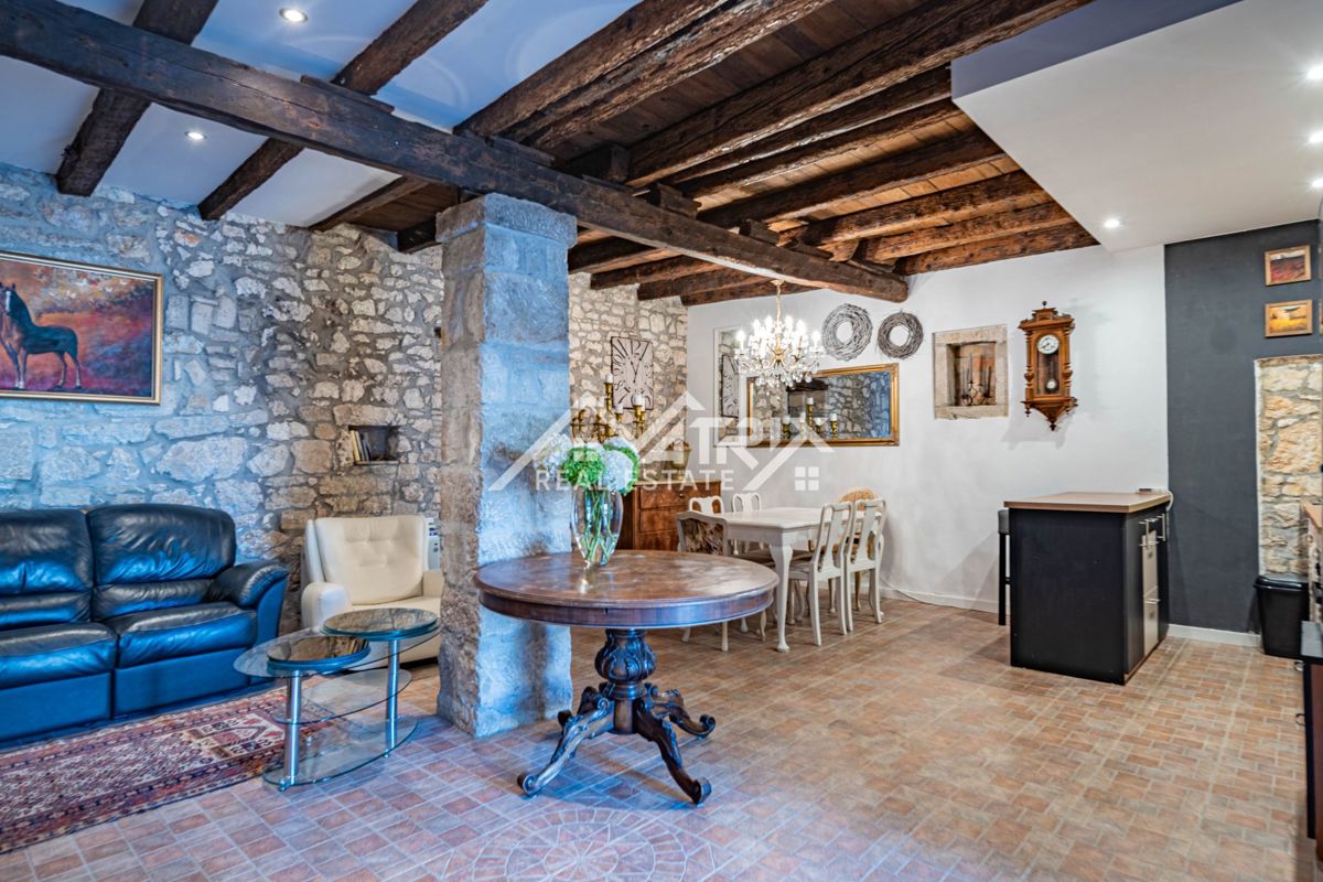 Poreč okolica, Kamnita hiša z 2 stanovanji in vrtom, 5 km od morja