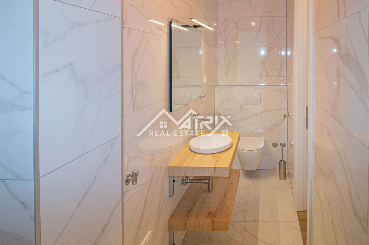 Poreč, Moderno opremljen stan u novogradnji 400 m od plaže!