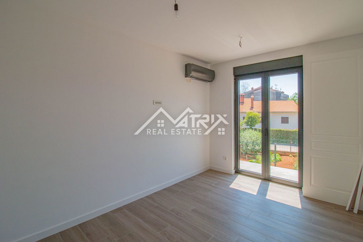 Poreč, Moderno opremljen stan u novogradnji 400 m od plaže!