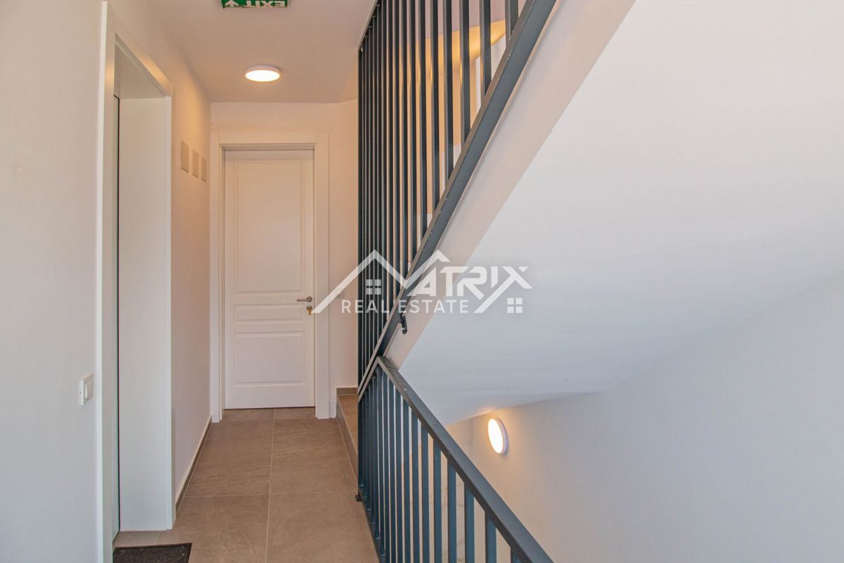 Poreč, Moderno opremljen stan u novogradnji 400 m od plaže!