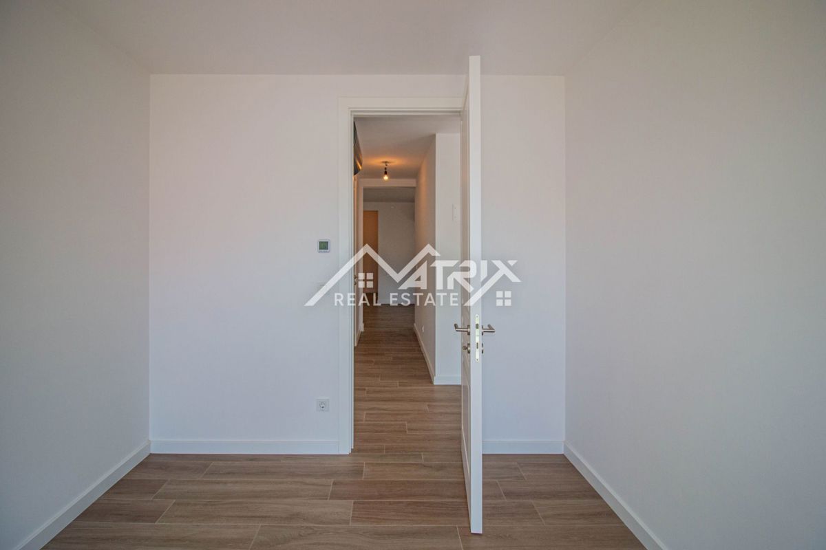 Poreč, Moderno opremljen stan u novogradnji 400 m od plaže!