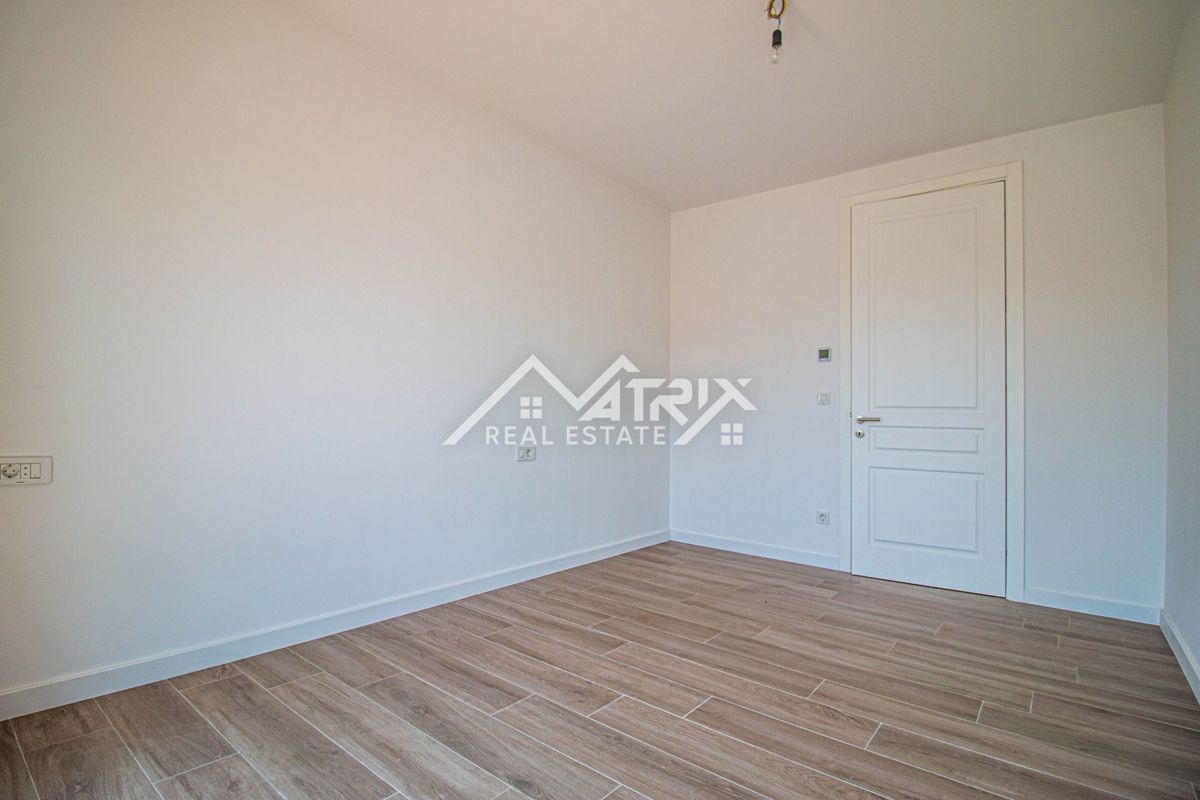 Poreč, Moderno opremljen stan u novogradnji 400 m od plaže!