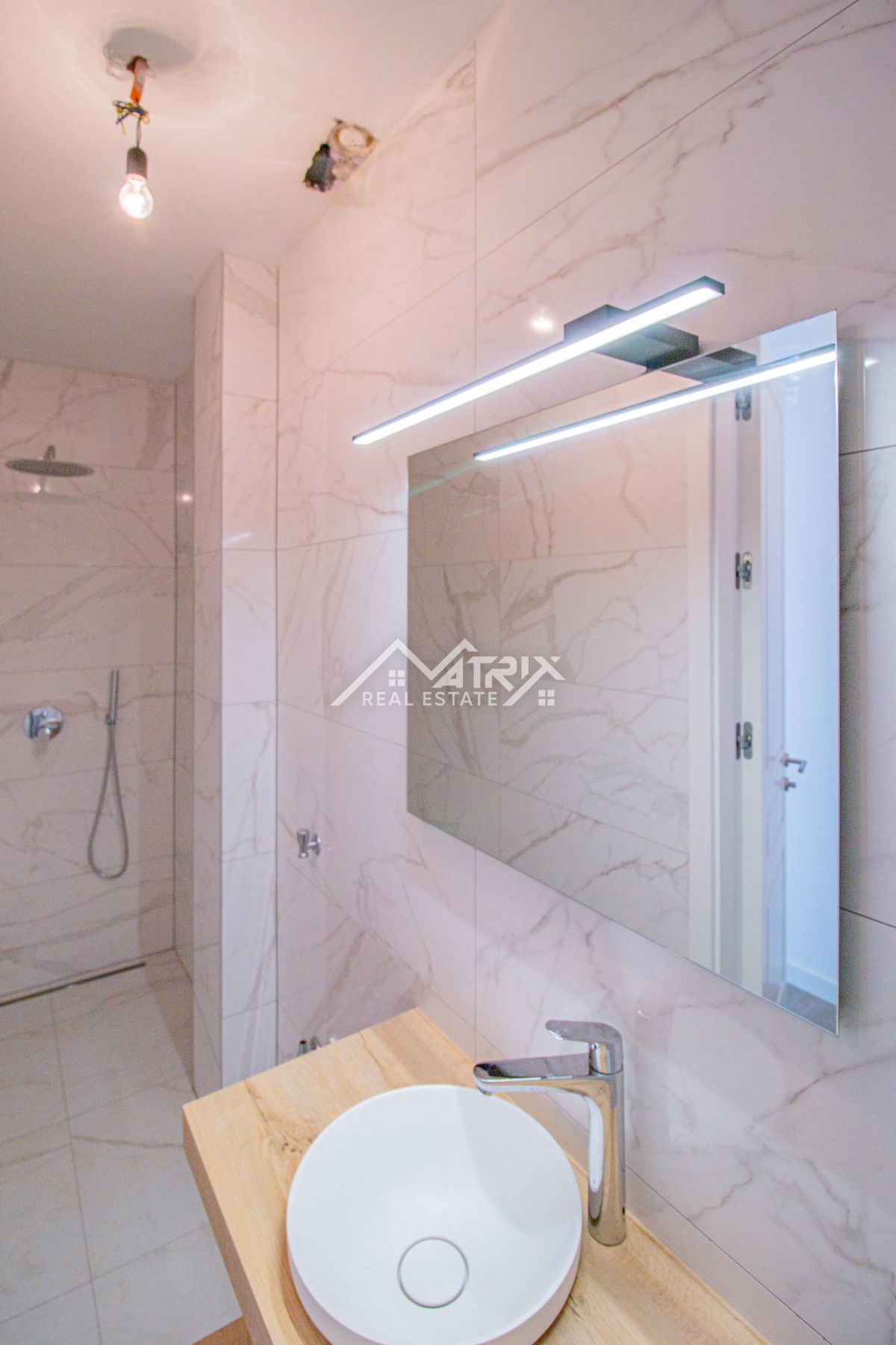 Poreč, Moderno opremljen stan u novogradnji 400 m od plaže!