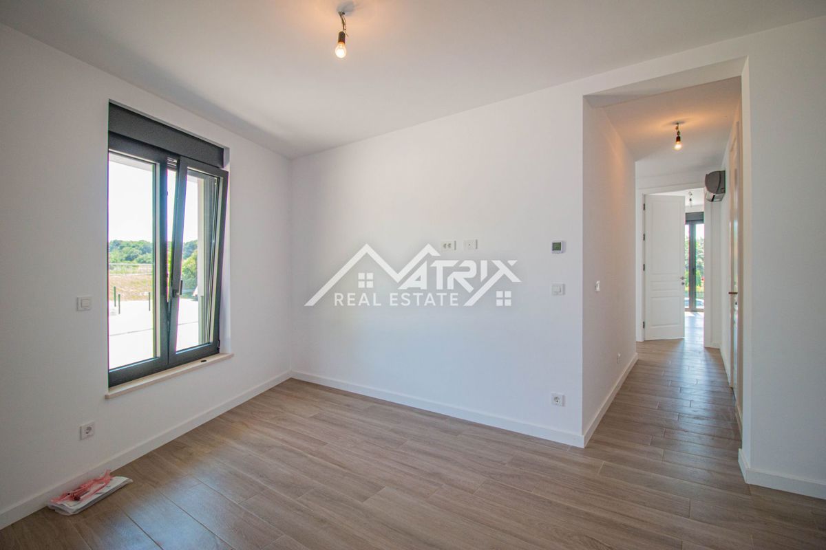 Poreč, Moderno opremljen stan u novogradnji 400 m od plaže!