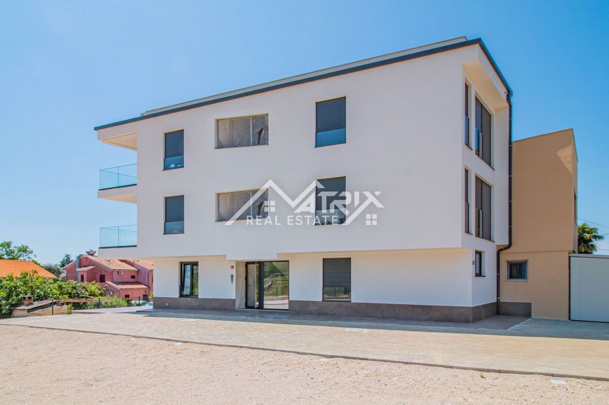 Poreč, Moderno opremljen stan u novogradnji 400 m od plaže!