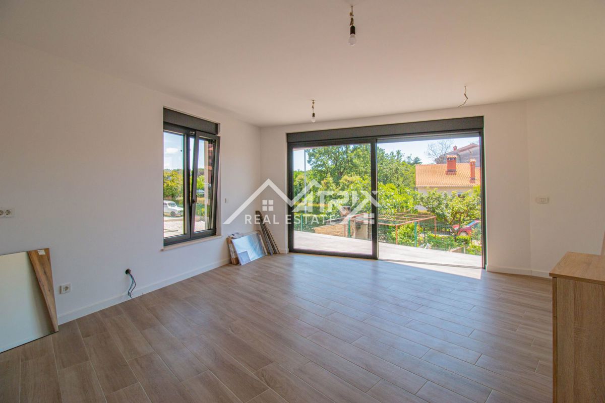 Poreč, Moderno opremljen stan u novogradnji 400 m od plaže!