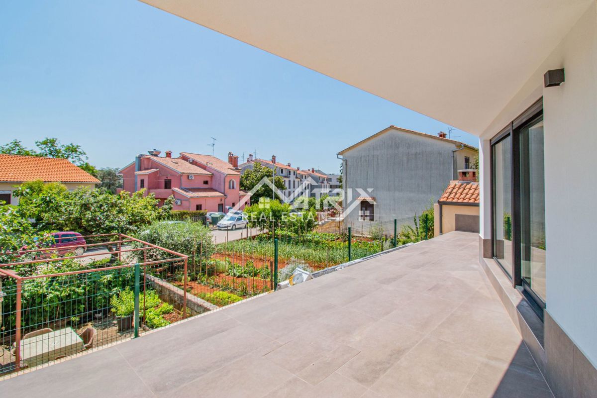 Poreč, Moderno opremljen stan u novogradnji 400 m od plaže!