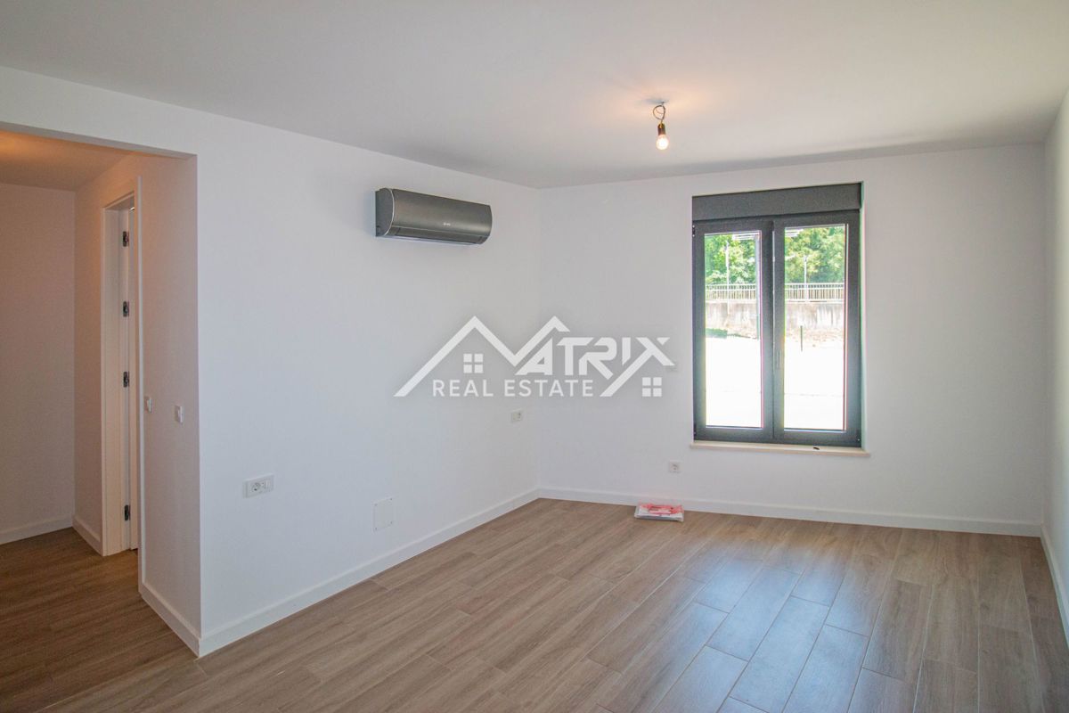 Poreč, Moderno opremljen stan u novogradnji 400 m od plaže!