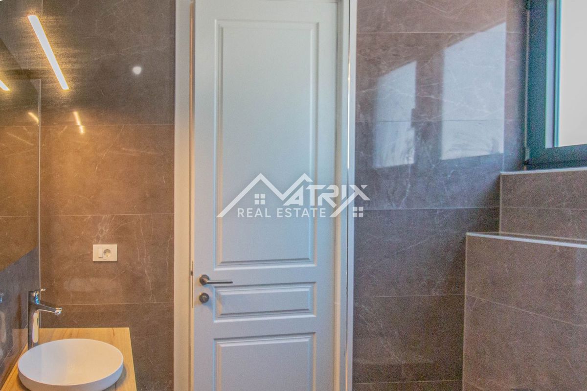 Poreč, Moderno opremljen stan u novogradnji 400 m od plaže!