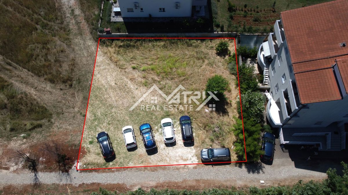 Fažana, gradbeno zemljišče 500 m od morja, idealna priložnost