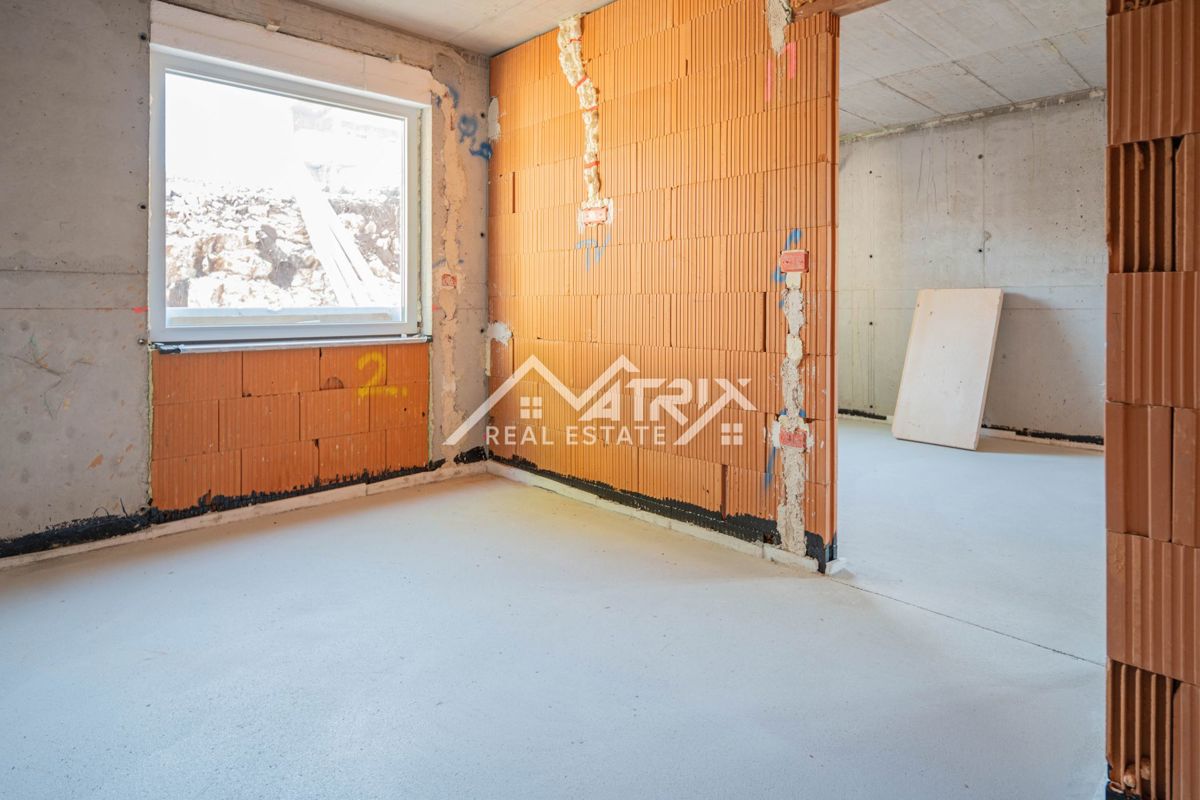 Medulin, stan v pritličju z vrtom, prvi vrsti do morja