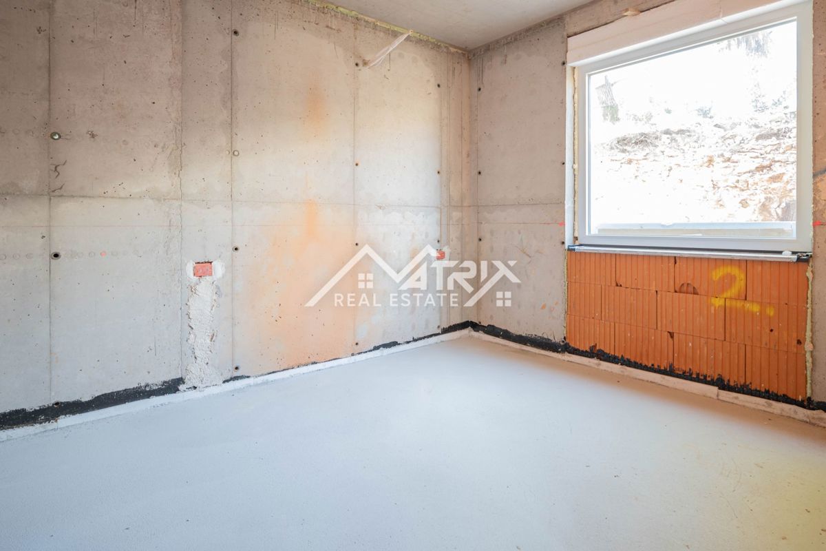 Medulin, stan v pritličju z vrtom, prvi vrsti do morja