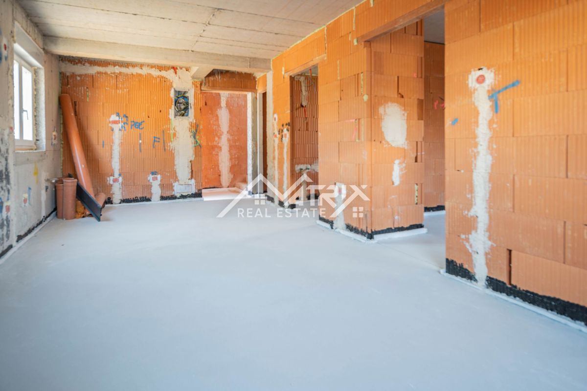 Medulin, stan v pritličju z vrtom, prvi vrsti do morja