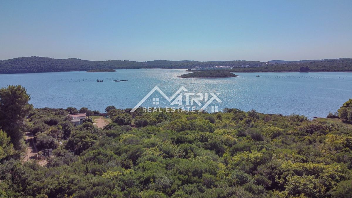 Medulin, stan v pritličju z vrtom, prvi vrsti do morja