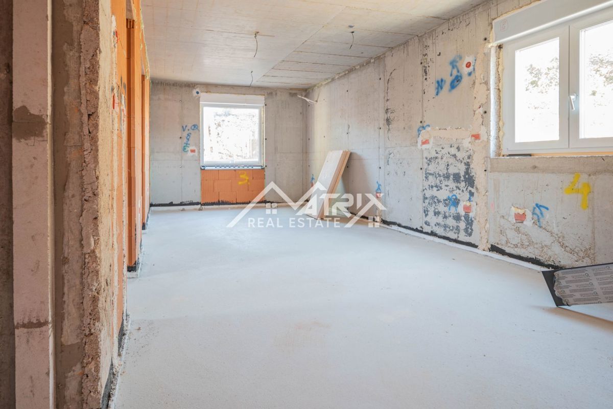 Medulin, stan v pritličju z vrtom, prvi vrsti do morja