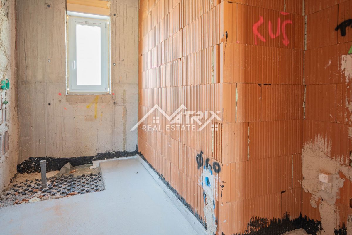 Medulin, stan v pritličju z vrtom, prvi vrsti do morja