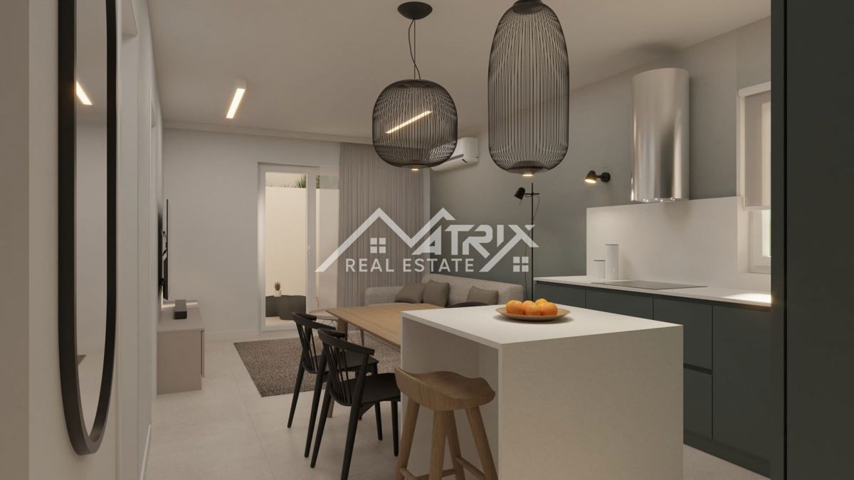 Medulin, stan v pritličju z vrtom, prvi vrsti do morja