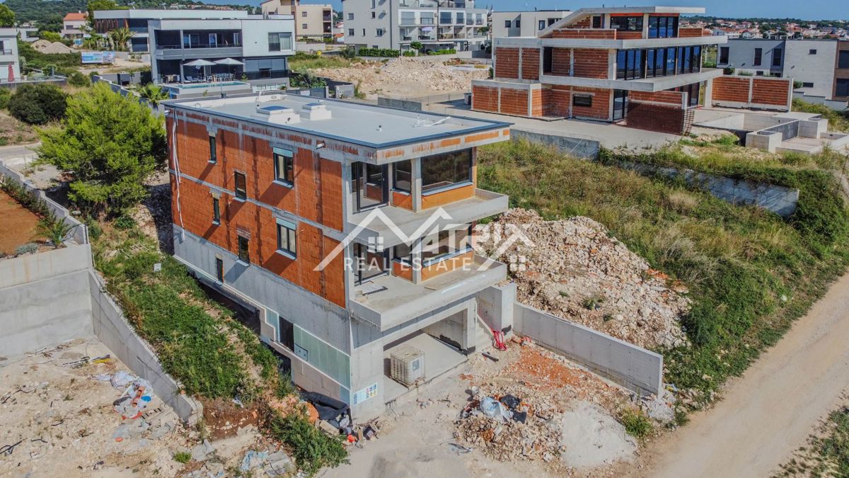 Medulin, stan v pritličju z vrtom, prvi vrsti do morja