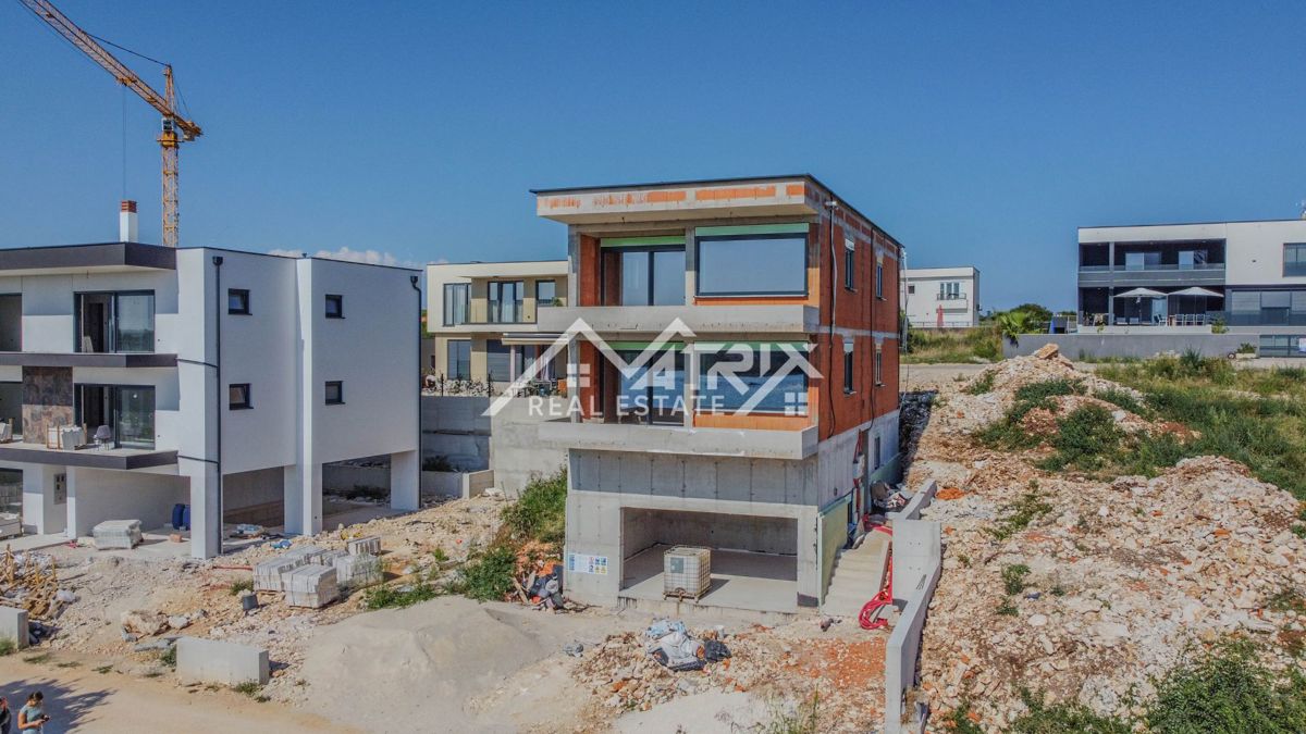 Medulin, stan v pritličju z vrtom, prvi vrsti do morja