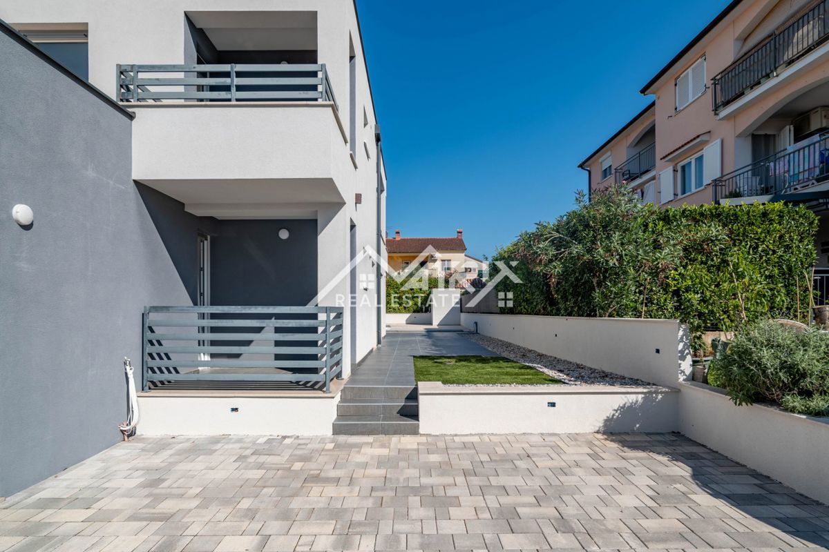 Novigrad, dvojna hiša z bazenom 2km od morja