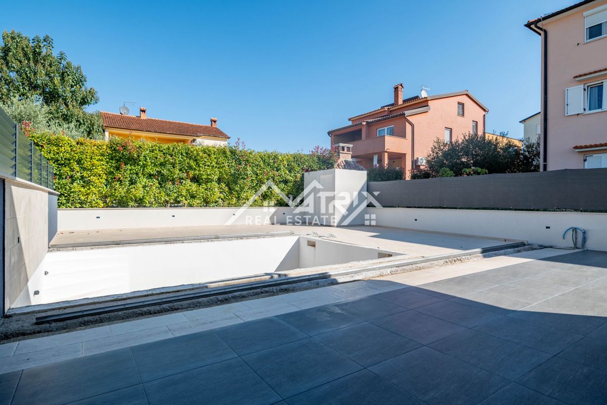 Novigrad, dvojna hiša z bazenom 2km od morja