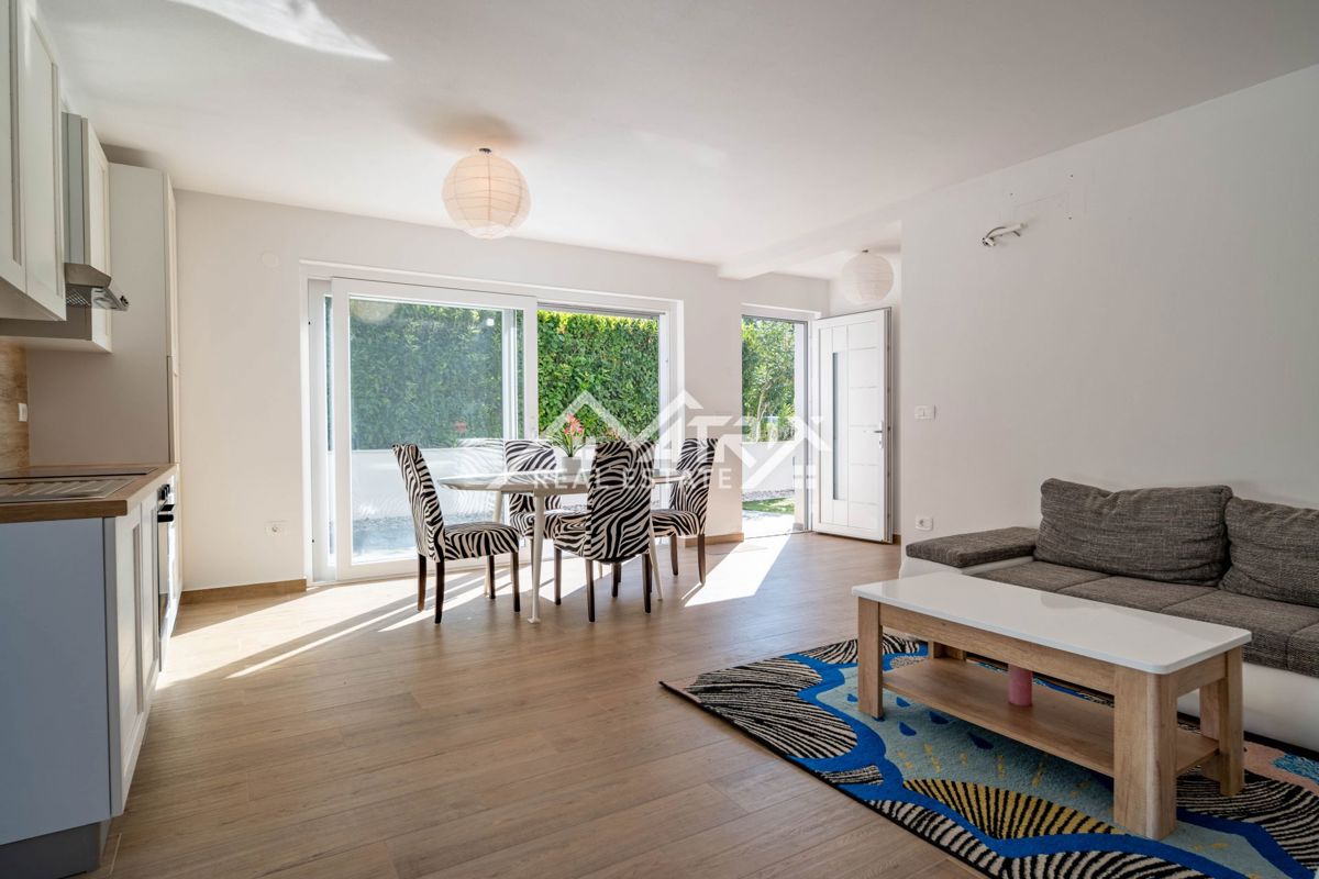 Novigrad, dvojna hiša z bazenom 2km od morja