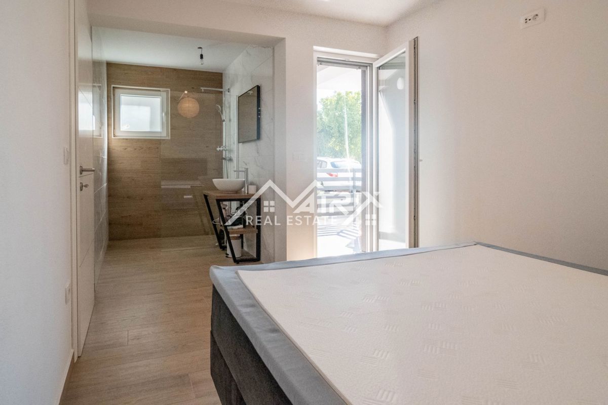 Novigrad, dvojna hiša z bazenom 2km od morja