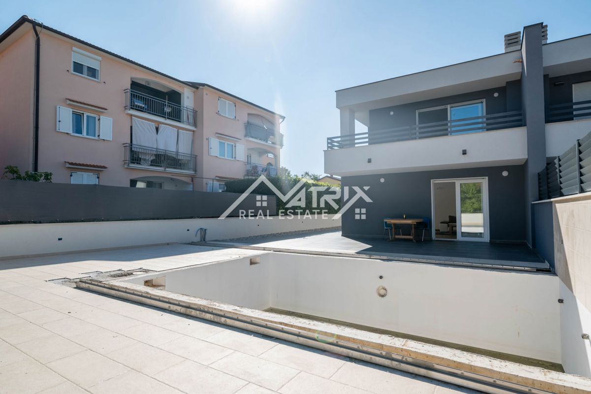 Novigrad, dvojna hiša z bazenom 2km od morja