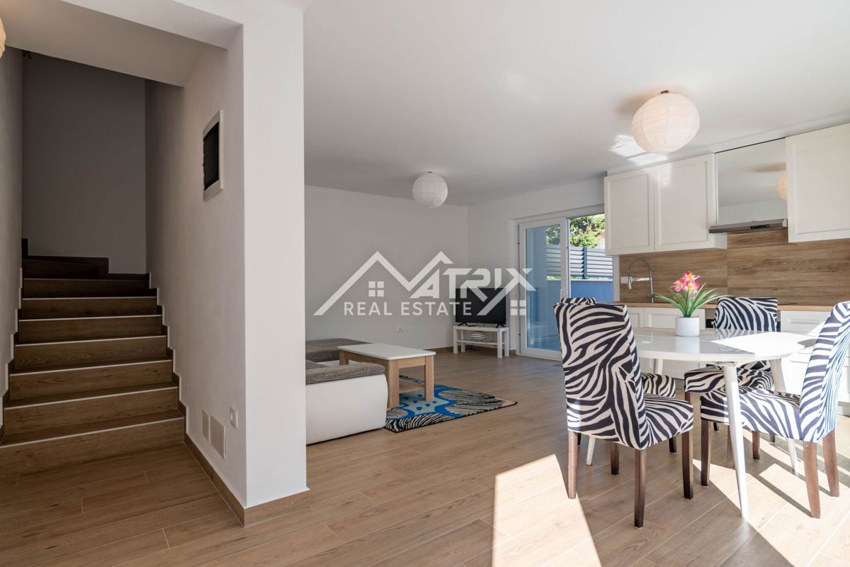 Novigrad, dvojna hiša z bazenom 2km od morja