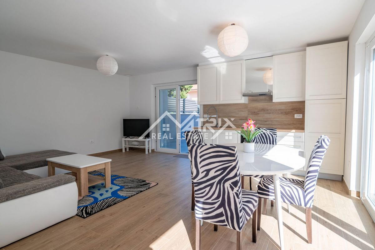 Novigrad, dvojna hiša z bazenom 2km od morja