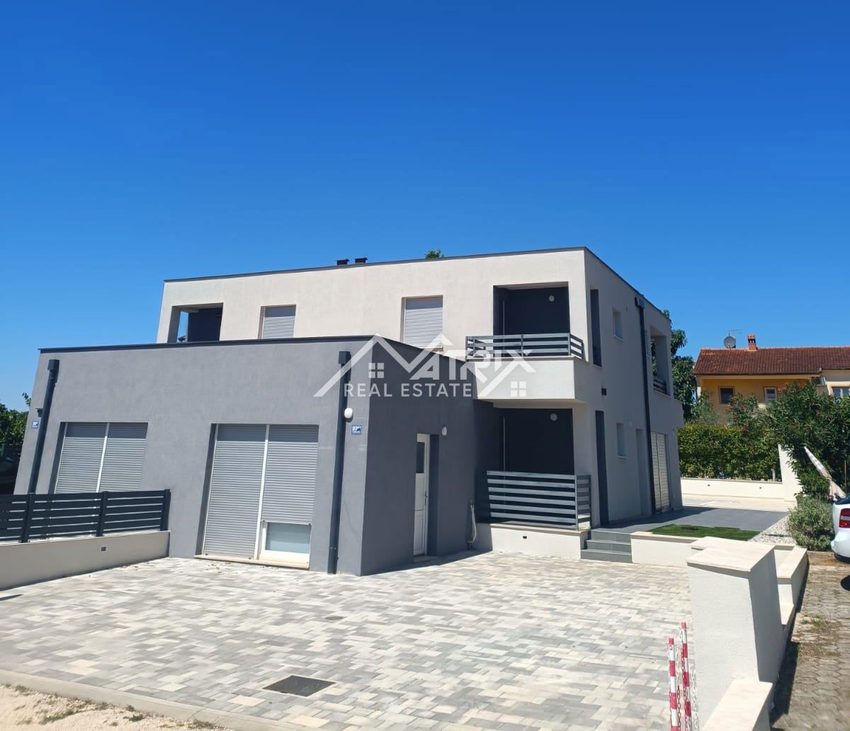 Novigrad, dvojna hiša z bazenom 2km od morja