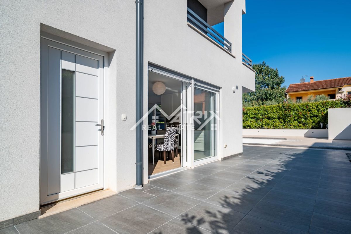 Novigrad, dvojna hiša z bazenom 2km od morja