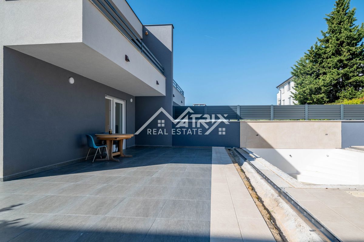 Novigrad, dvojna hiša z bazenom 2km od morja