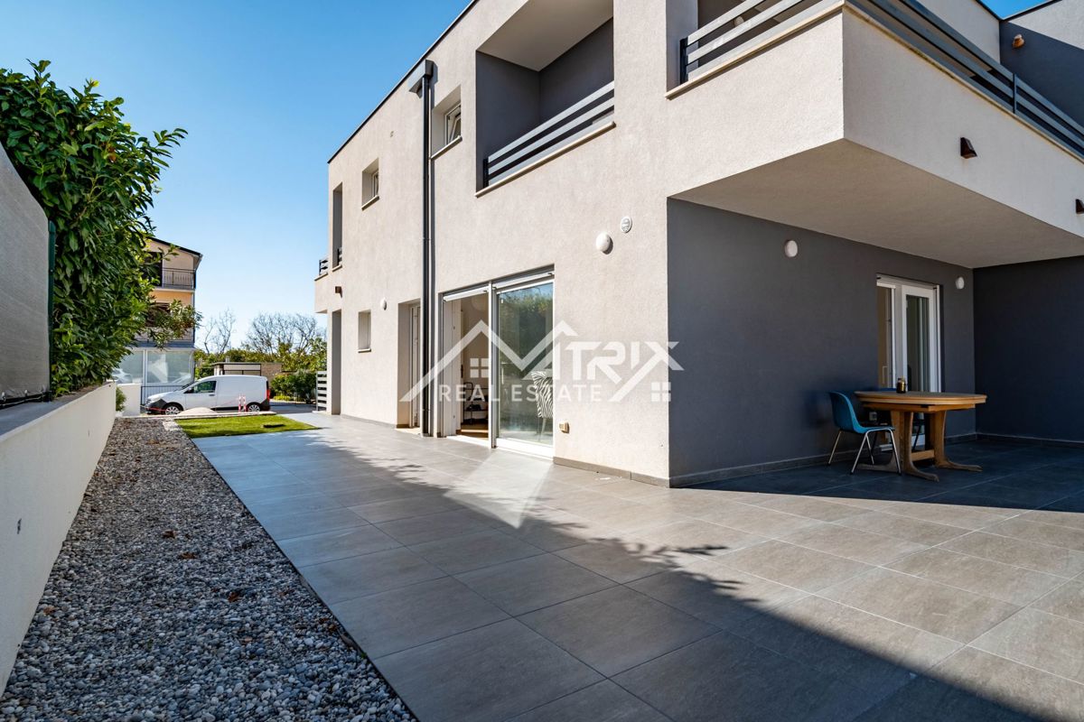 Novigrad, dvojna hiša z bazenom 2km od morja