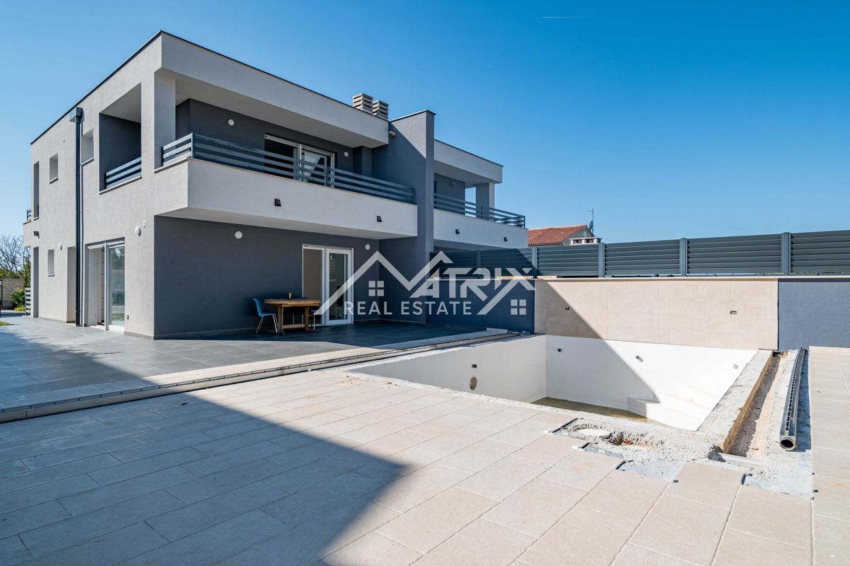 Novigrad, dvojna hiša z bazenom 2km od morja