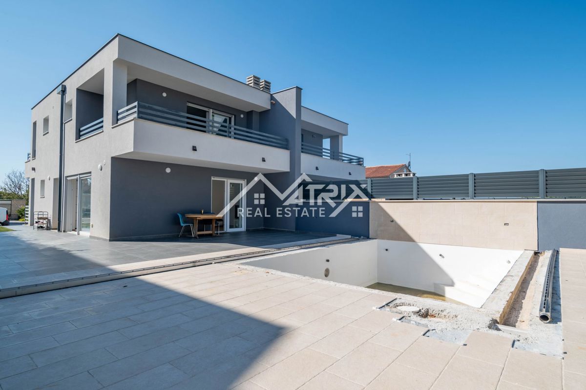 Novigrad, dvojna hiša z bazenom 2km od morja