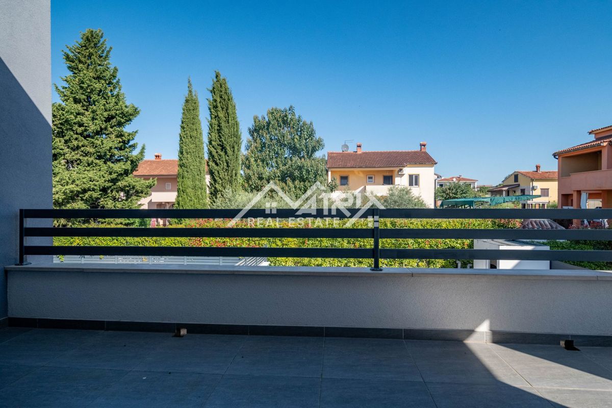 Novigrad, dvojna hiša z bazenom 2km od morja