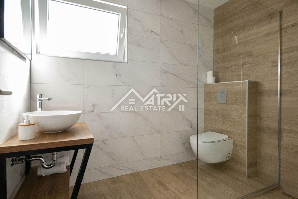 Novigrad, dvojna hiša z bazenom 2km od morja