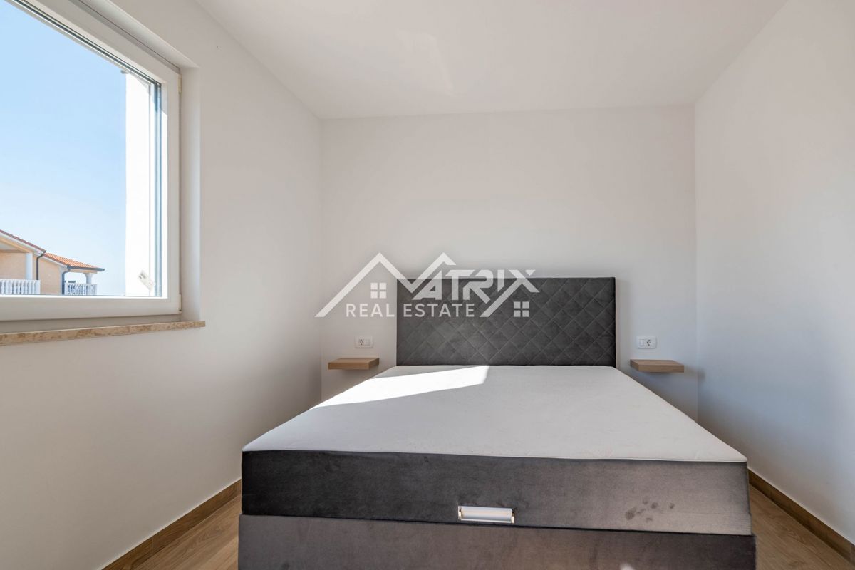 Novigrad, dvojna hiša z bazenom 2km od morja