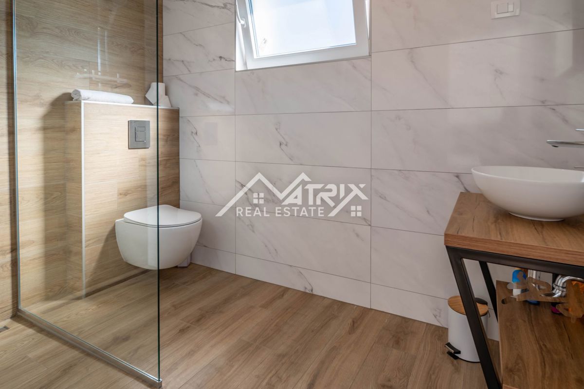 Novigrad, dvojna hiša z bazenom 2km od morja