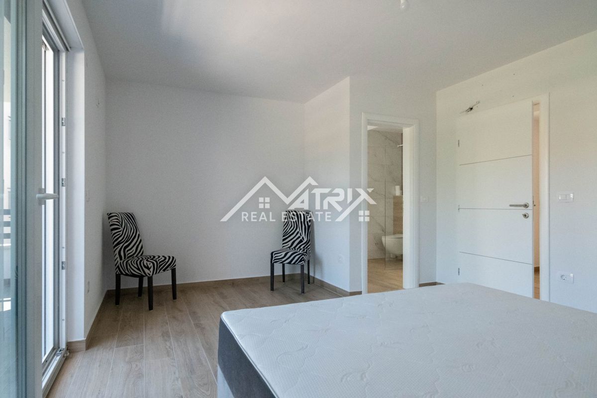 Novigrad, dvojna hiša z bazenom 2km od morja