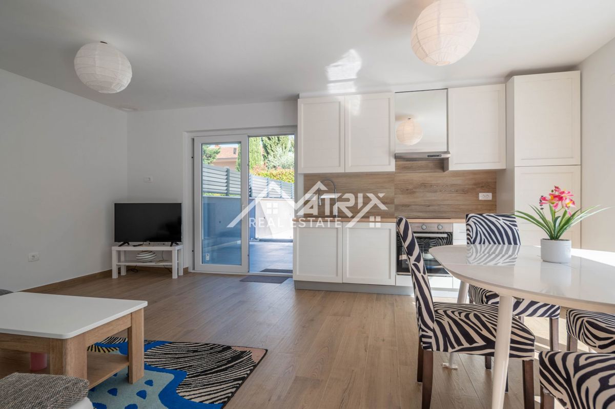 Novigrad, dvojna hiša z bazenom 2km od morja