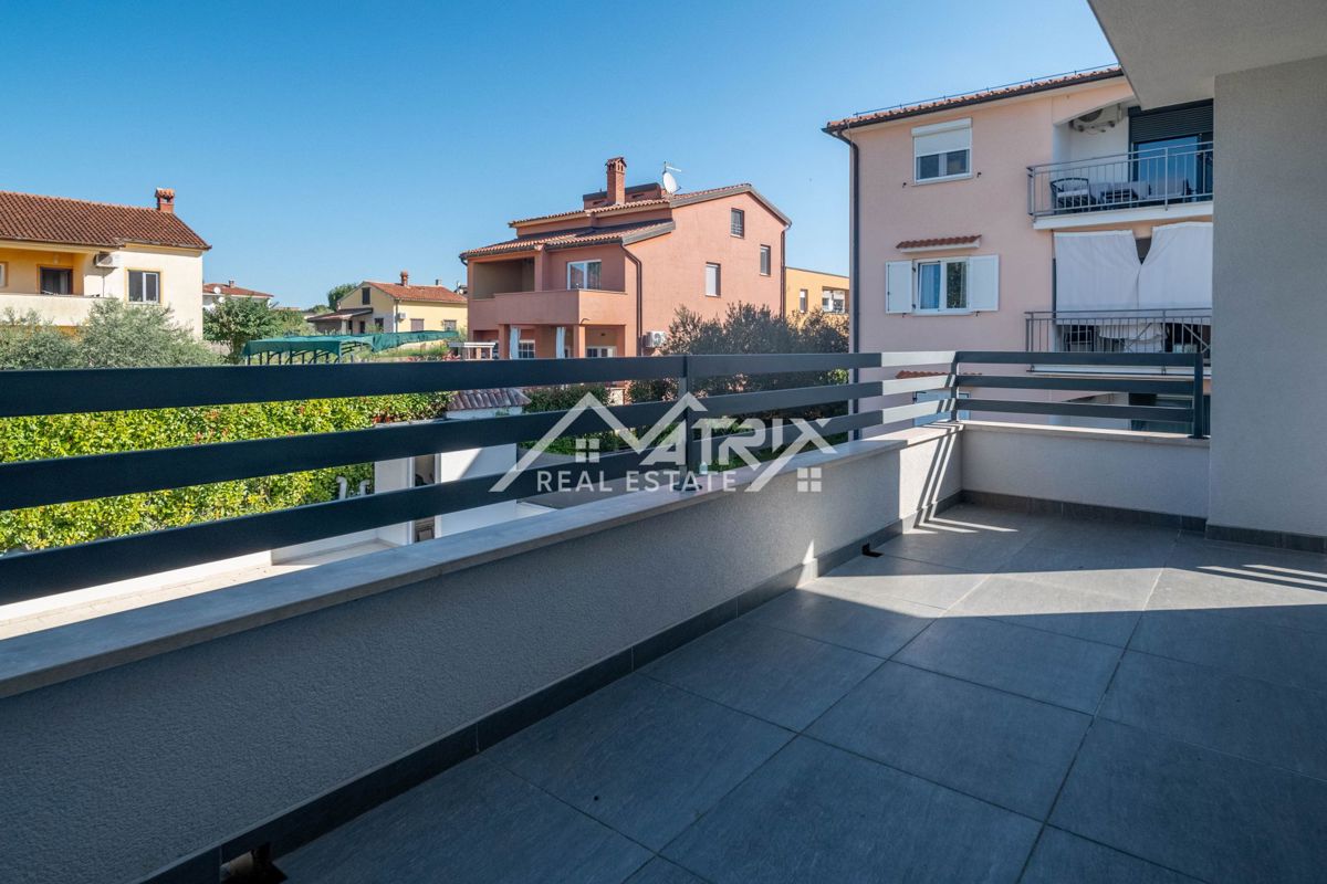 Novigrad, dvojna hiša z bazenom 2km od morja