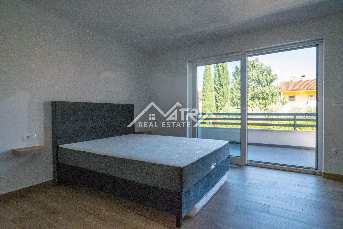 Novigrad, dvojna hiša z bazenom 2km od morja