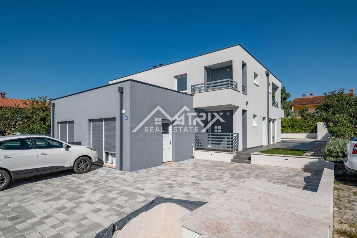 Novigrad, dvojna hiša z bazenom 2km od morja